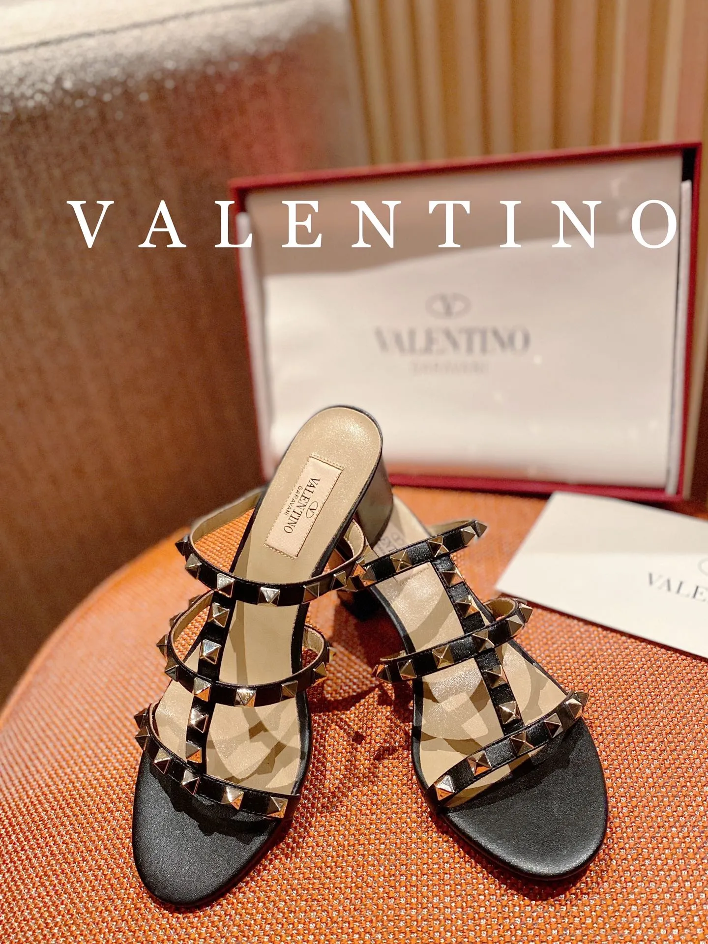 👟👟Ex-factory price 440👟👟 Women's clothing, high-end quality 𝑉𝐴𝐿𝐸𝑁𝑇𝐼𝑁𝑂 Valentino ♡ͥ | Level🔍 The classic King flip flops are also so beautiful. The textured hardware brings out a full sense of luxury. After putting it on my feet, I was shocked that my feet looked slimmer! The new season lives up to expectations! Worth buying ★Imported cowhide is absolutely high-grade ❥Original method is absolutely sensual ❥Elegant style creates a different feeling🙈 Simple temperament style!  ♡ show bdetails ———————————— ⊿▸: Size｜35-40 (customized at 40.41.42) ⊿▸: Material｜Imported cowhide ⊿▸: Material | Padded sheepskin ⊿▸: Material | Italian🇮🇹 genuine leather outsole ⊿▸: Heel height｜6cm